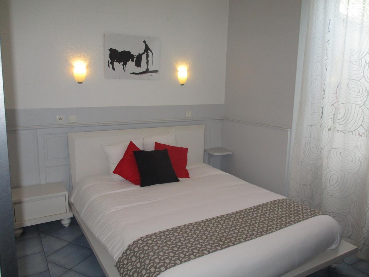 Hotel La Tour Des Fees Quissac  Экстерьер фото